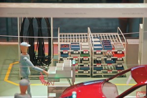 "Кукольный" участок сборочного конвейера, система карточек-ярлыков канбан. Выставочный центр Toyota в Тойота-сити.