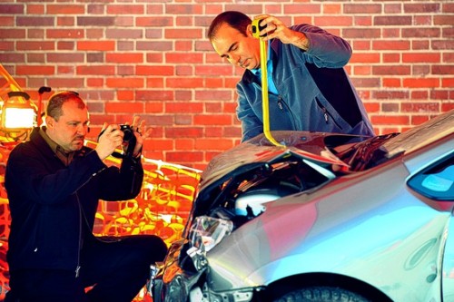 Эксперты Toyota изучают Toyota Prius, разбившийся в марте в городе Harrison, штат Нью-Йорк. (фото Getty Images)
