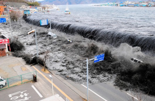 Цунами на подходе к городу Мияко в префектуре Иватэ после землетрясения магнитудой 9,0 баллов. Фото сделано 11 марта 2011. (REUTERS/Mainichi Shimbun) 