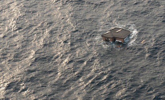Японский дом, дрейфующий в Тихом океане (Фото - REUTERS/U.S. Navy/Mass Communication Specialist 3rd Class Dylan McCord) 