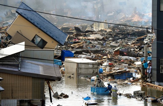 Эвакуация людей на плавучем контейнере после землетрясения и цунами, префектура Мияги (Фото - REUTERS/Kyodo) 