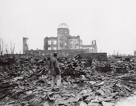 Военный корреспондент на руинах Хиросимы спустя несколько недель после бомбардировки (AP)