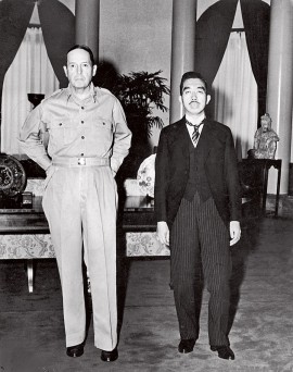 Император Хирохито и генерал Макартур в посольстве США вскоре после капитуляции Японии (US Army Signal Corps/ Time & Life Pictures/ Getty Images/Fotobank)