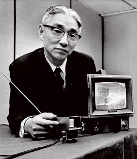 Основатель Sony Акио Морита на презентации портативного цветного телевизора
