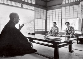 Основатель Matsushita Electric Коносукэ Мацусита беседует с сотрудниками компании (Bill Ray/Time Life Pictures/ Getty Images/Fotobank)