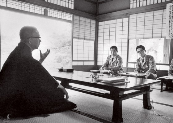 Основатель Matsushita Electric Коносукэ Мацусита беседует с сотрудниками компании. (Bill Ray/Time Life Pictures/ Getty Images/Fotobank)